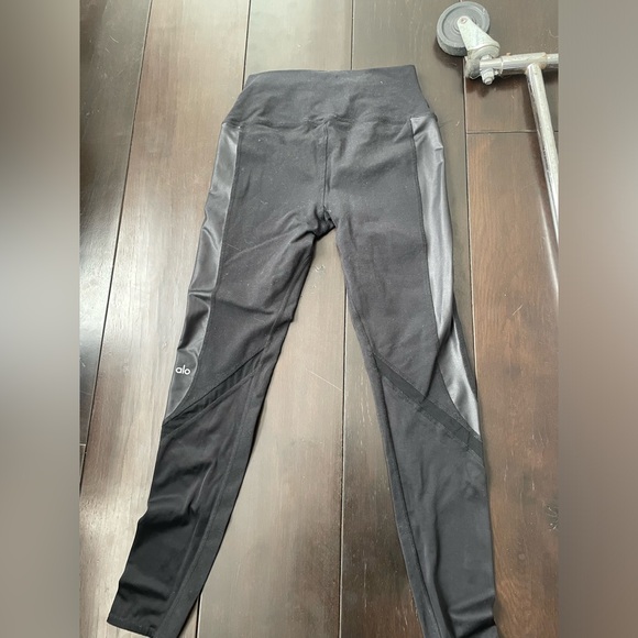 ALO Yoga Leggings - Picture 2 of 3